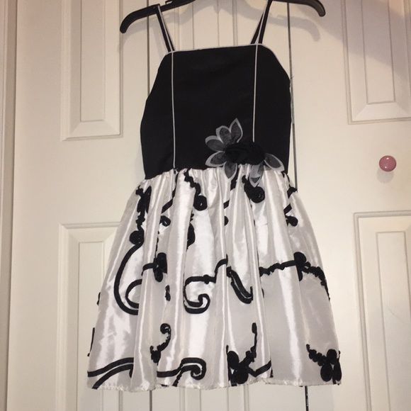 Black and white dress - Picture 2 of 2